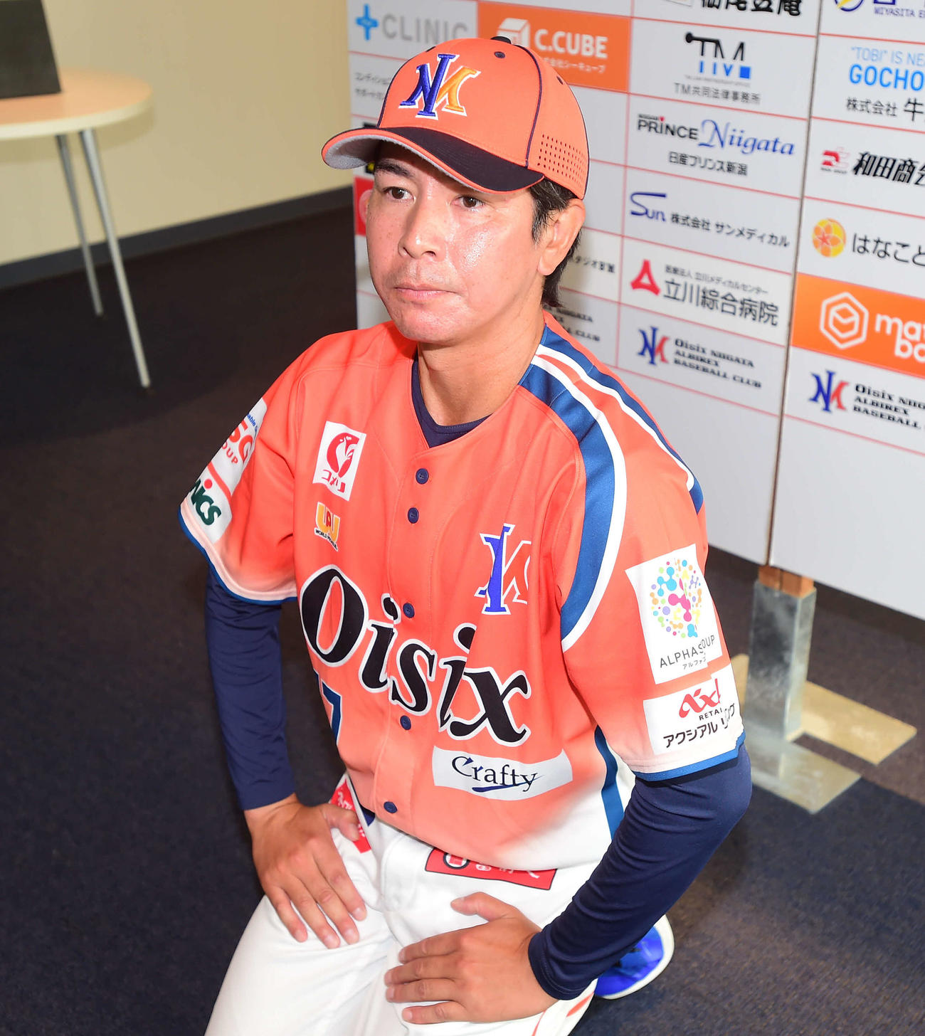 就任会見後、膝をついて報道陣を見送るオイシックス武田新監督