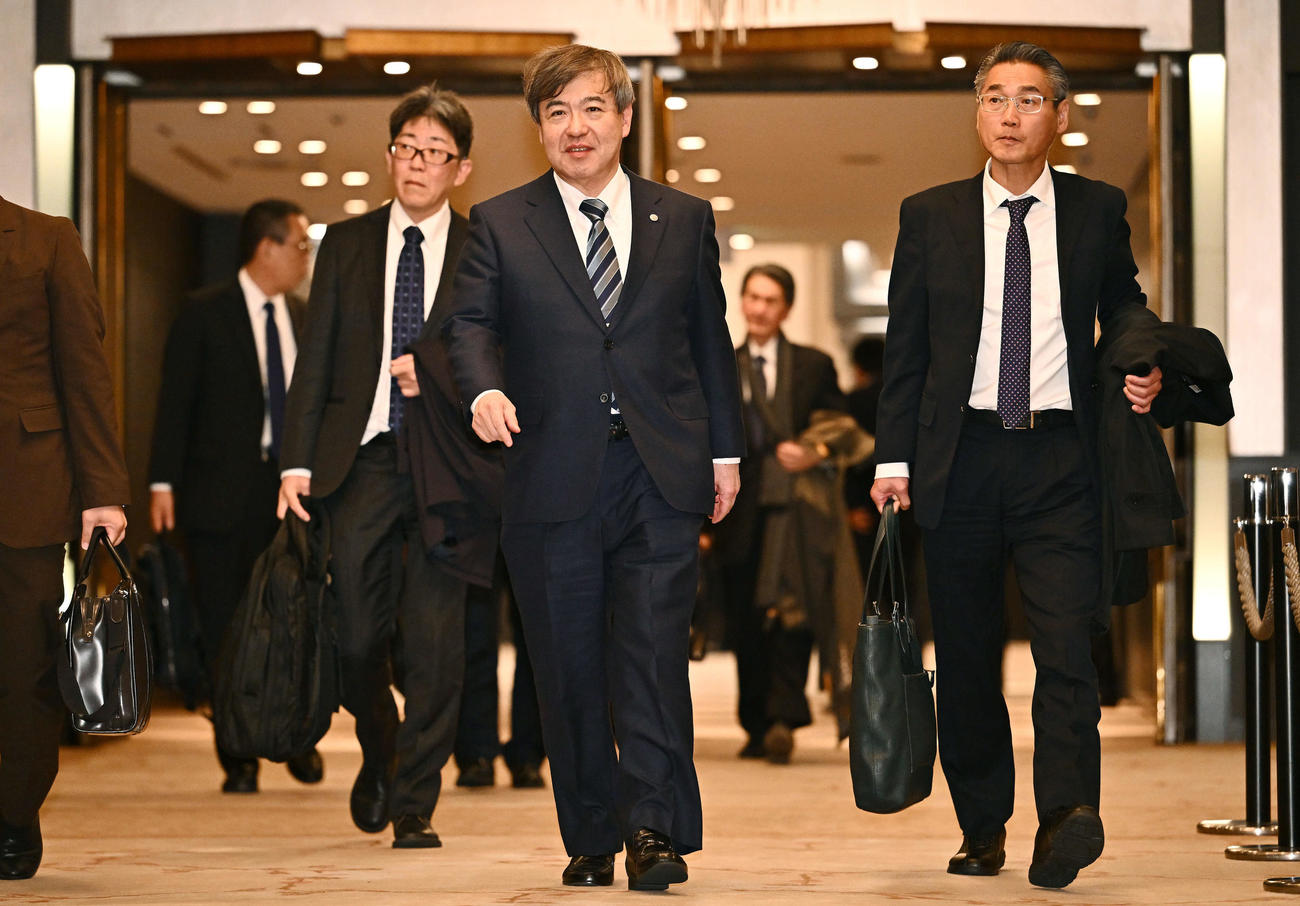 オーナー会議を終え会場を後にする阪神杉山健博オーナー（中央）（撮影・滝沢徹郎）