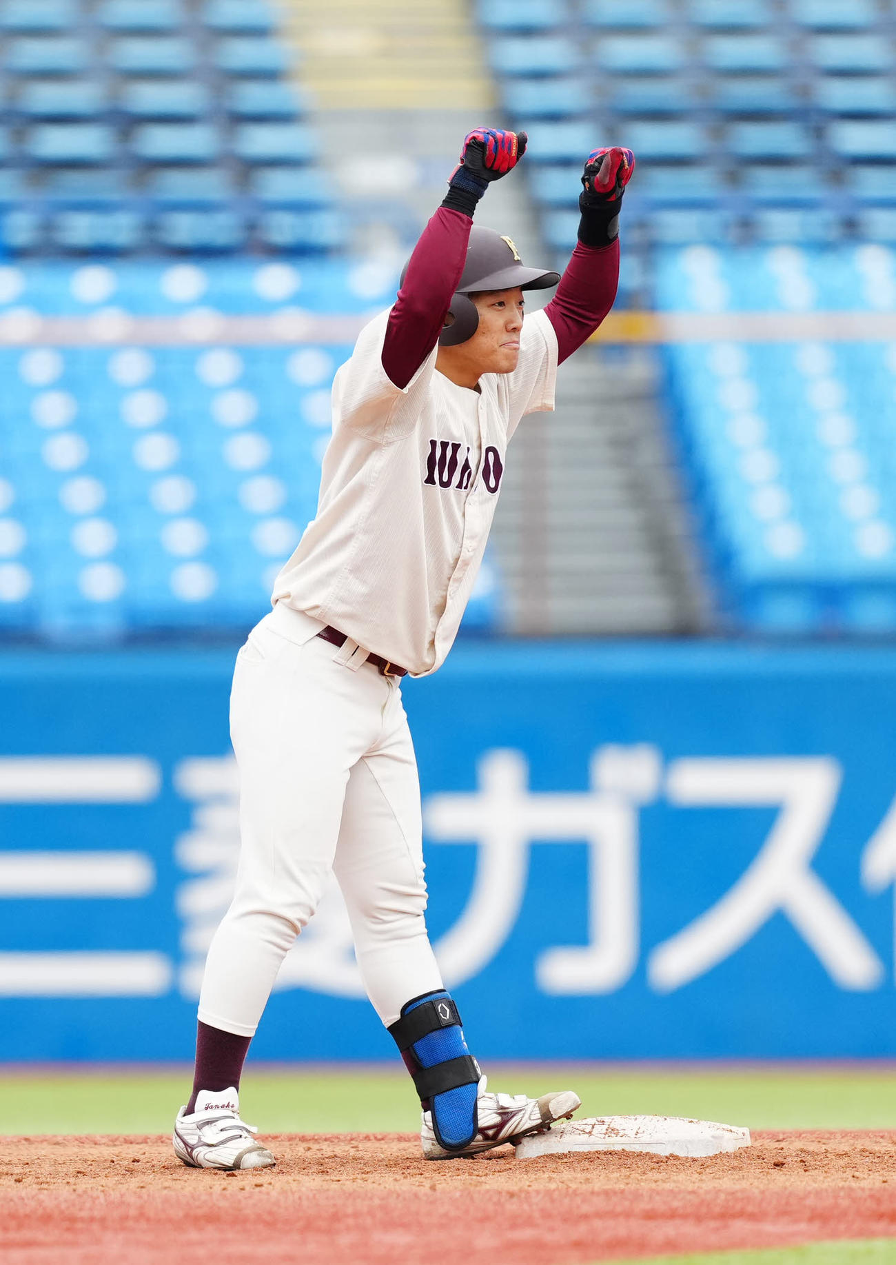 福岡大対日体大　4回表福岡大2死二塁、適時二塁打を放ちガッツポーズの田中（撮影・江口和貴）