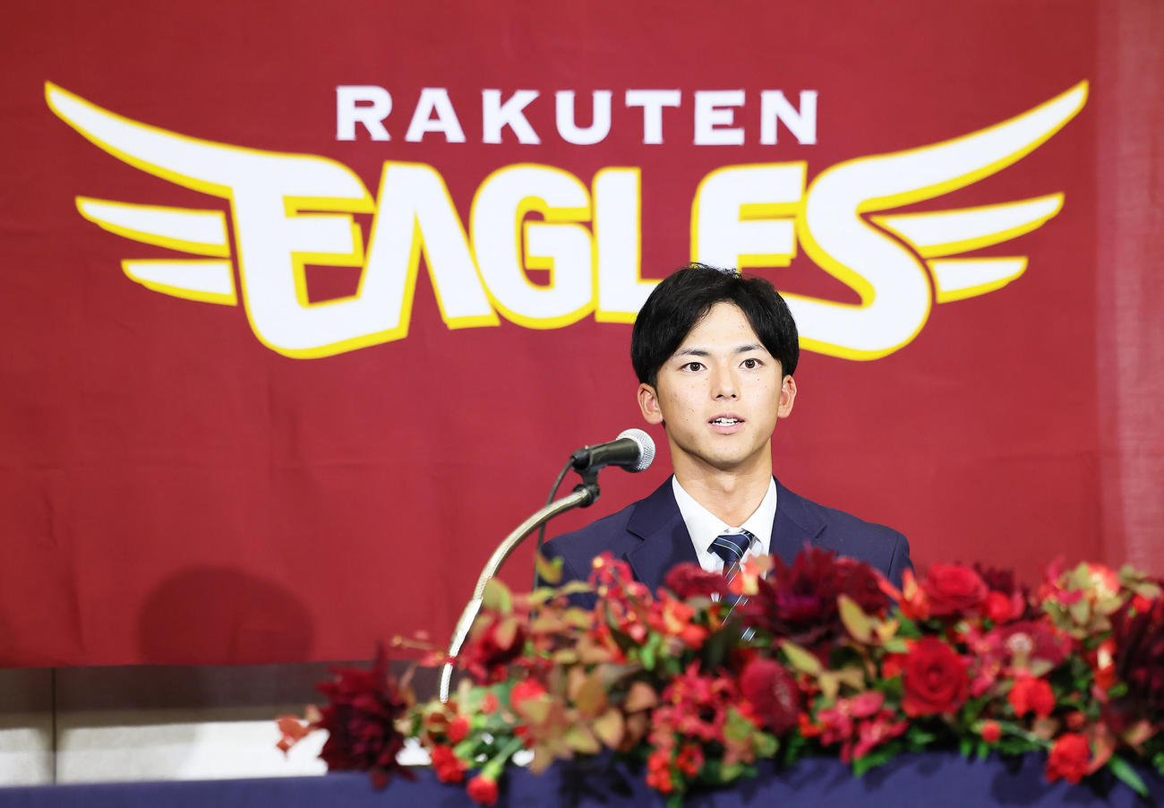 入団交渉を終え、会見に臨む楽天ドラフト1位の明大・宗山（撮影・足立雅史）