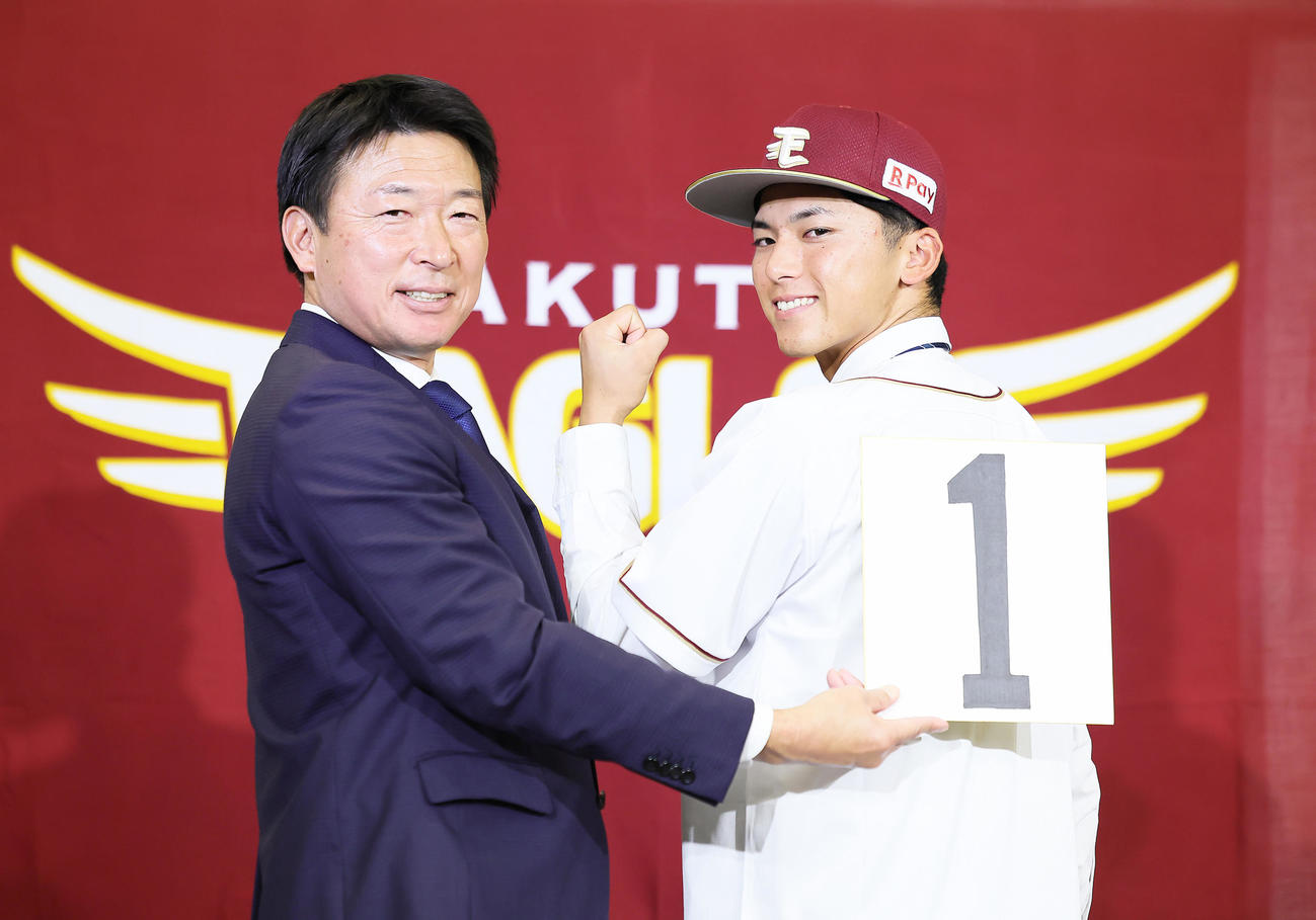 入団交渉後の会見を終え、背番号1が決まった楽天ドラフト1位の明大・宗山（右）は笑顔でフォトセッションに臨む（撮影・足立雅史）