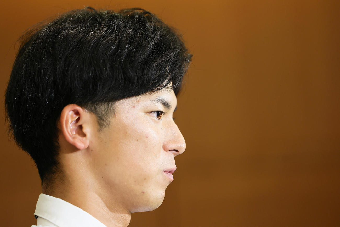 入団交渉後の会見を終え、取材に応じる楽天ドラフト1位の明大・宗山（撮影・足立雅史）