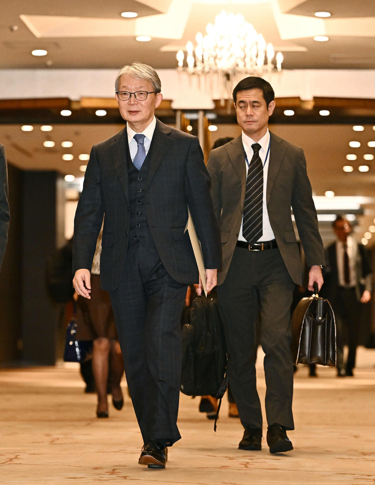 オーナー会議を終え会場を後にする巨人山口寿一オーナー（手前）（撮影・滝沢徹郎）