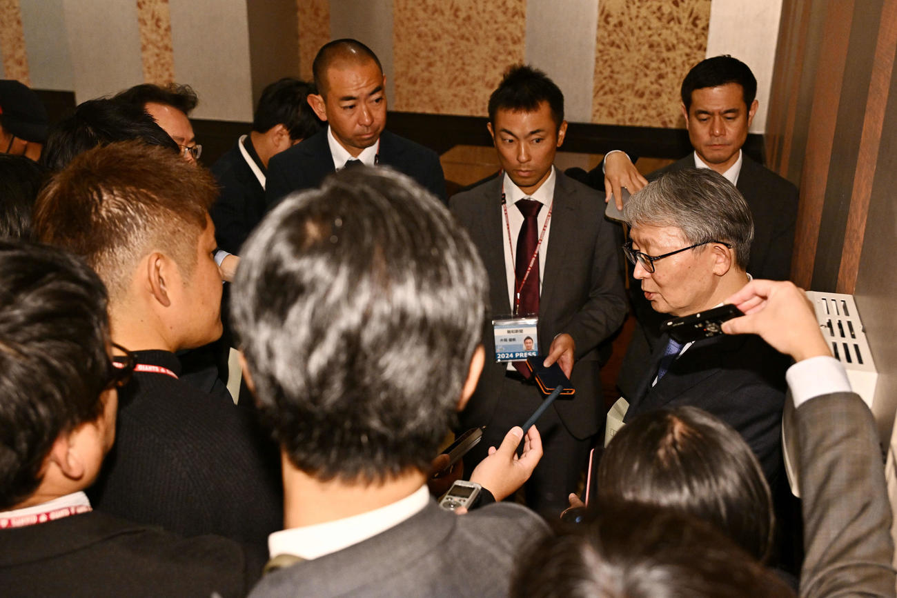 オーナー会議を終え取材に応じる巨人山口寿一オーナー（撮影・滝沢徹郎）
