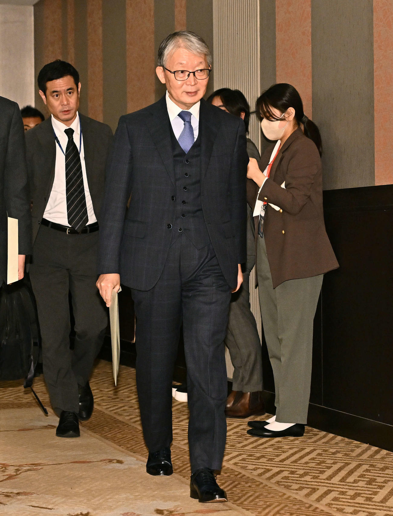 オーナー会議を終え会場を後にする巨人山口寿一オーナー（撮影・滝沢徹郎）