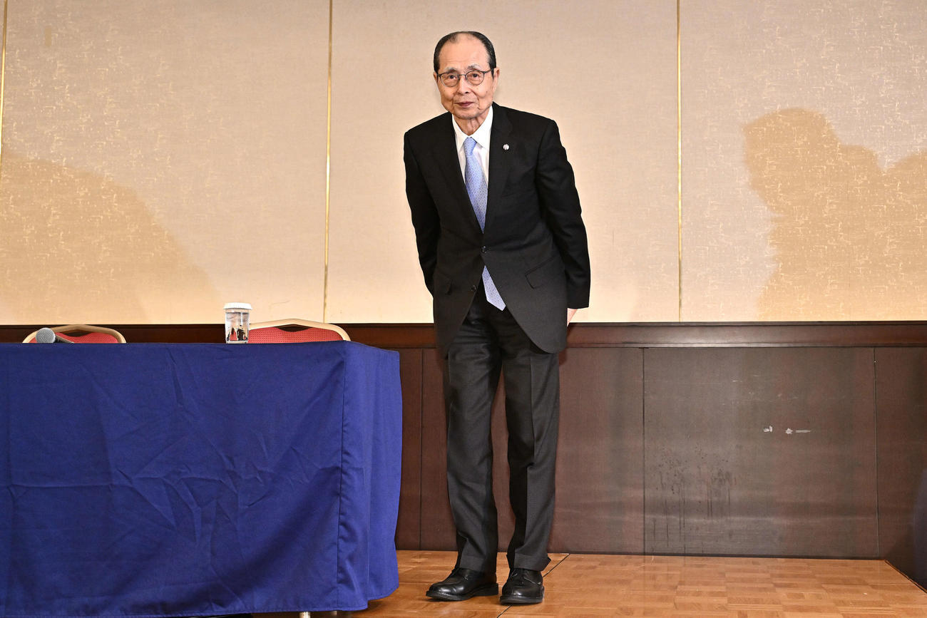 会見を終え一礼する王氏（撮影・滝沢徹郎）