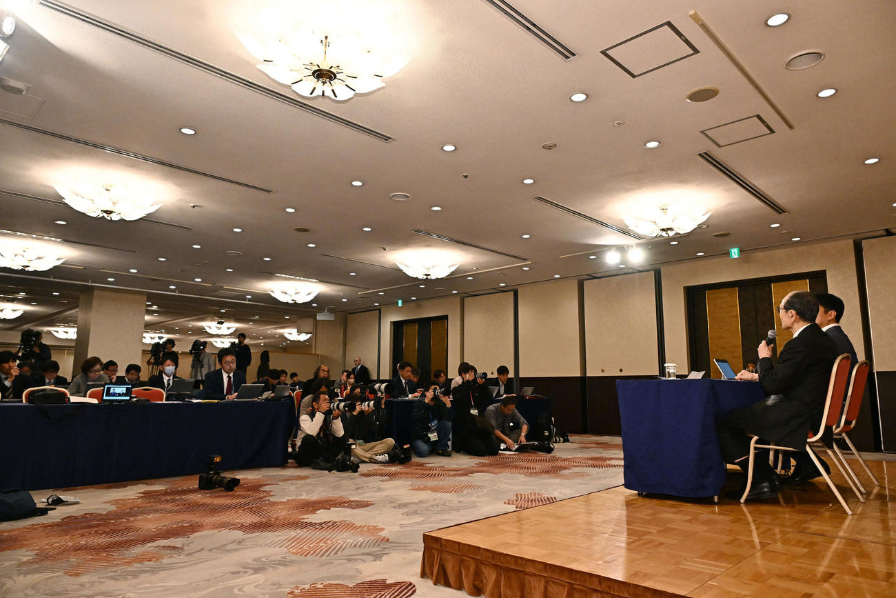 会見する王貞治氏（手前）（撮影・滝沢徹郎）