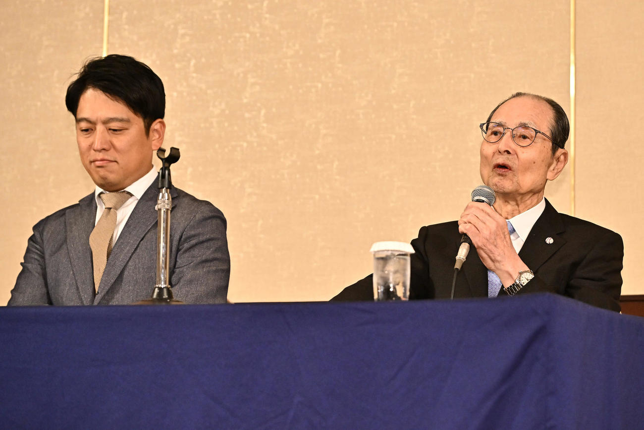 会見する王氏。左は川名正憲氏（撮影・滝沢徹郎）