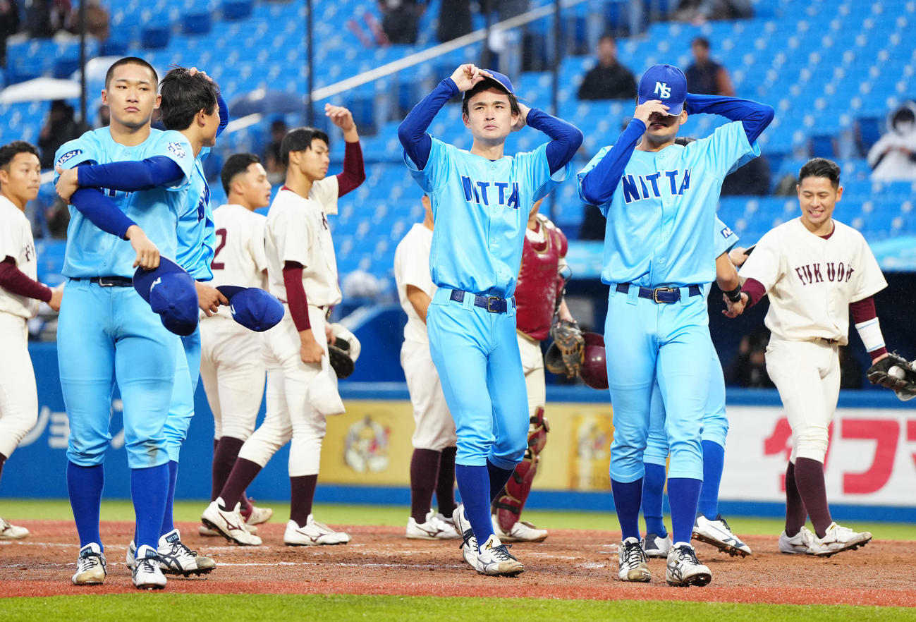 福岡大対日体大　1回戦で敗れた寺西（中央）ら日体大の選手たち（撮影・江口和貴）