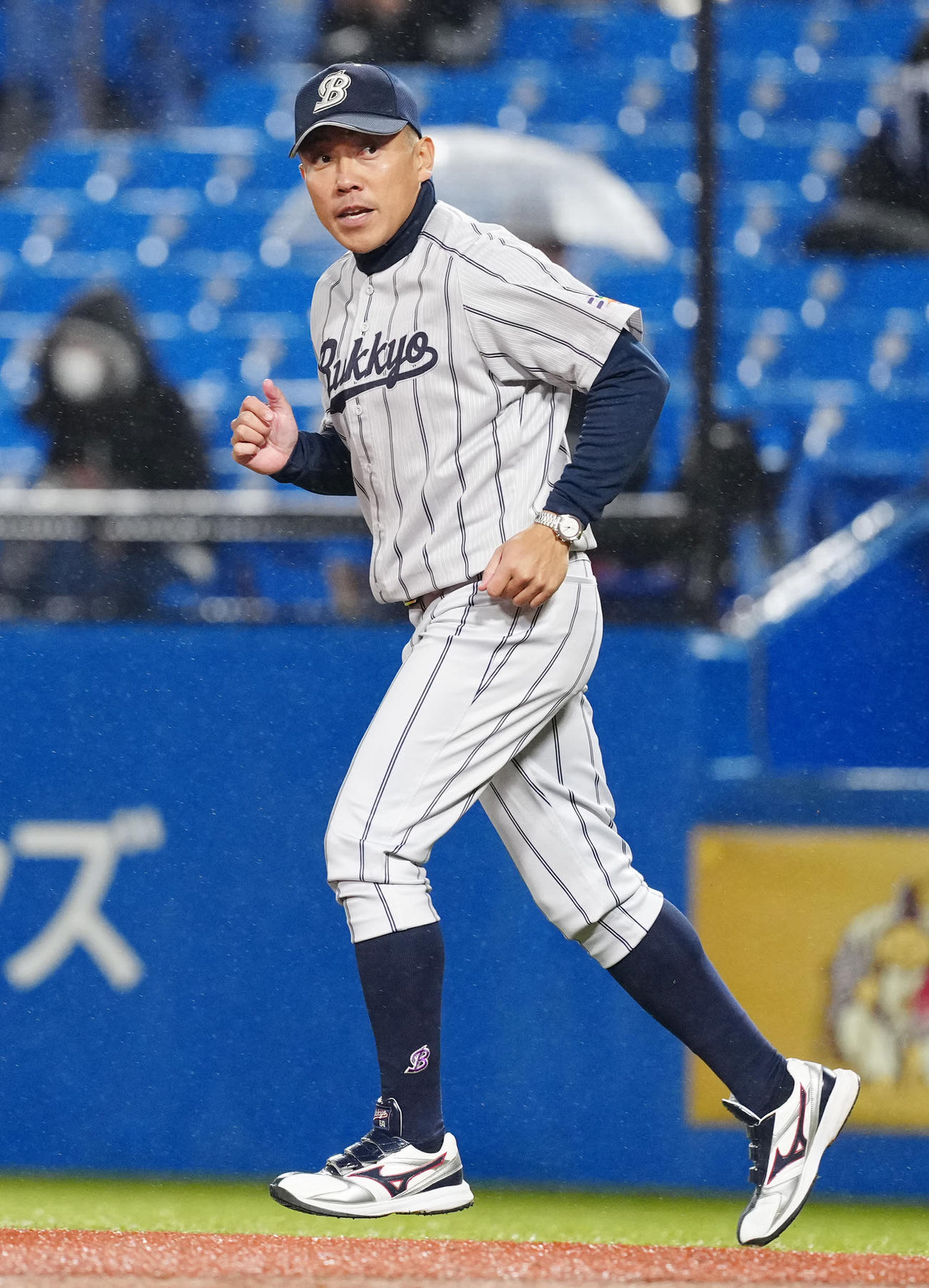 創価大対佛教大　4回表、マウンドに向かう佛教大・国友監督（撮影・江口和貴）