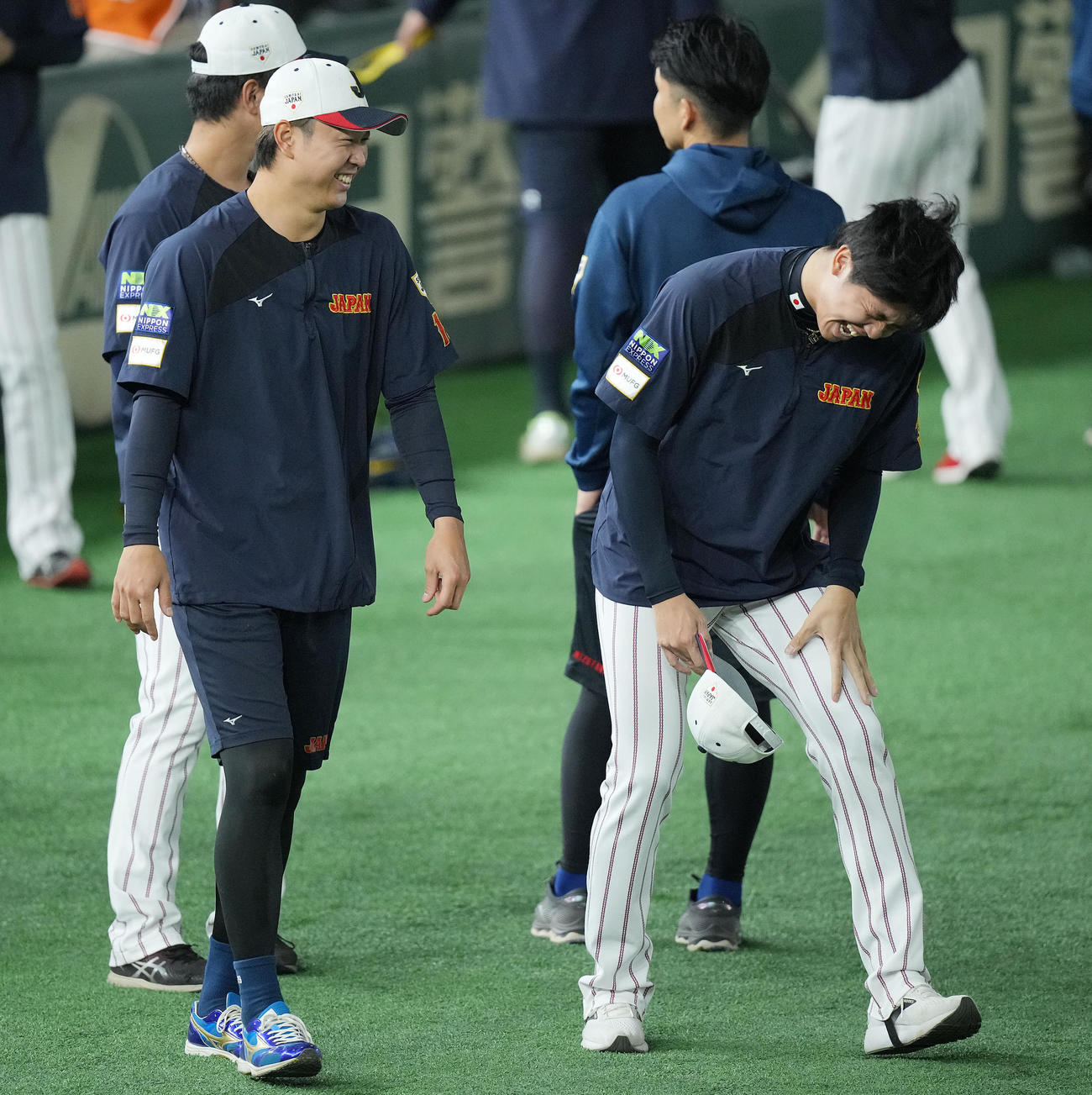 リラックスした表情で練習に臨む高橋（左）と才木（撮影・垰建太）
