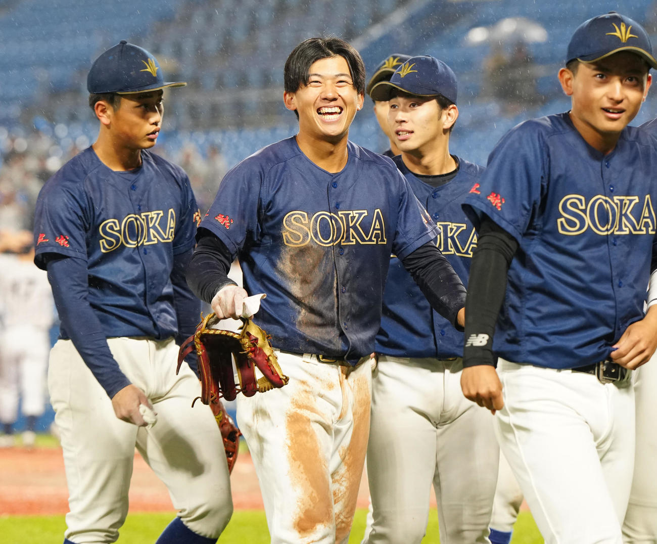 創価大対佛教大　試合後、笑顔を見せる創価大・立石（左から2人目）（撮影・江口和貴）