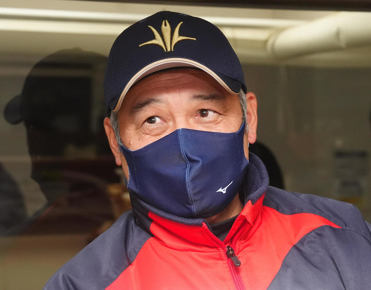 創価大対佛教大　試合後、取材に応じる創価大・佐藤監督（撮影・江口和貴）