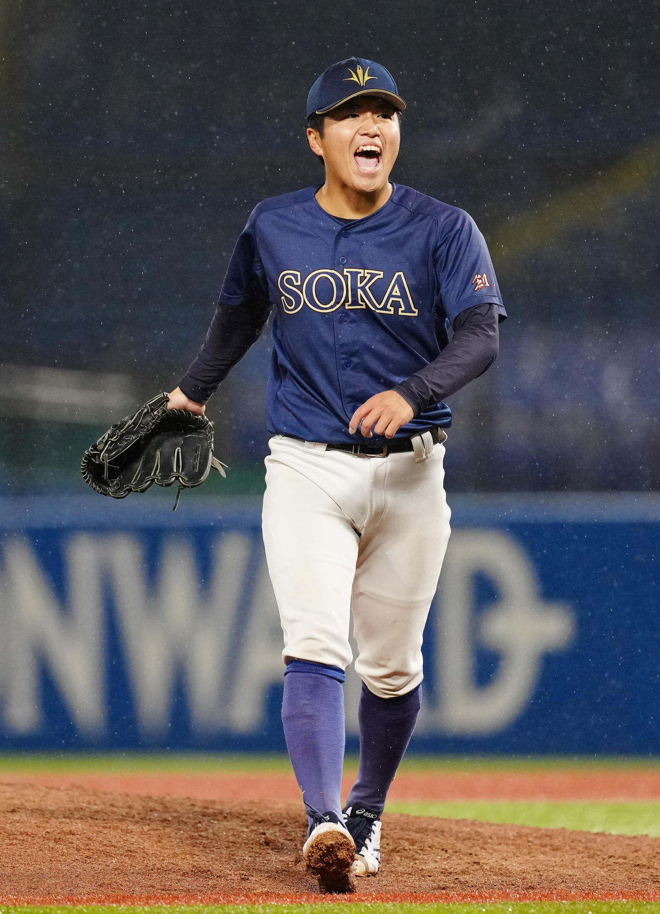 創価大対佛教大　6回裏佛教大2死、小谷から空振り三振を奪った斎藤（撮影・江口和貴）