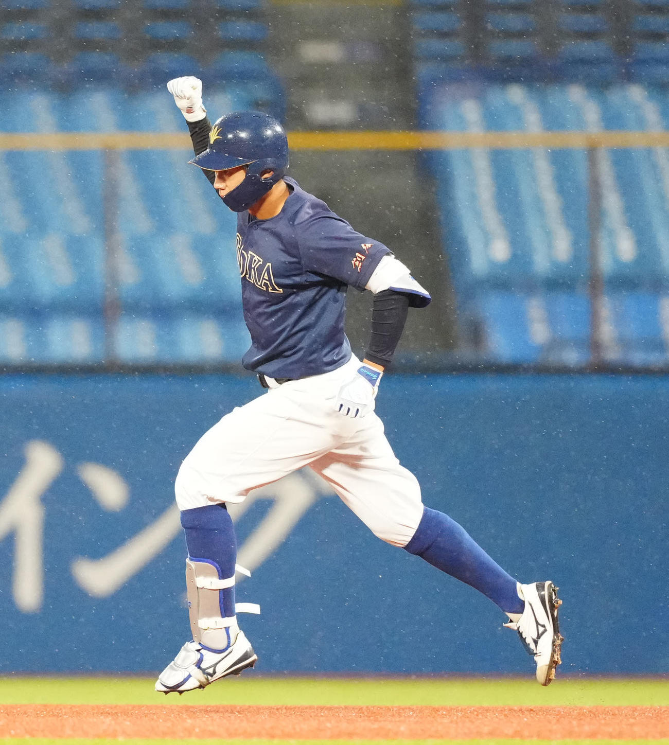 創価大対佛教大　1回表創価大1死二塁、先制2点本塁打を放ち、ガッツポーズを見せる立石（撮影・江口和貴）