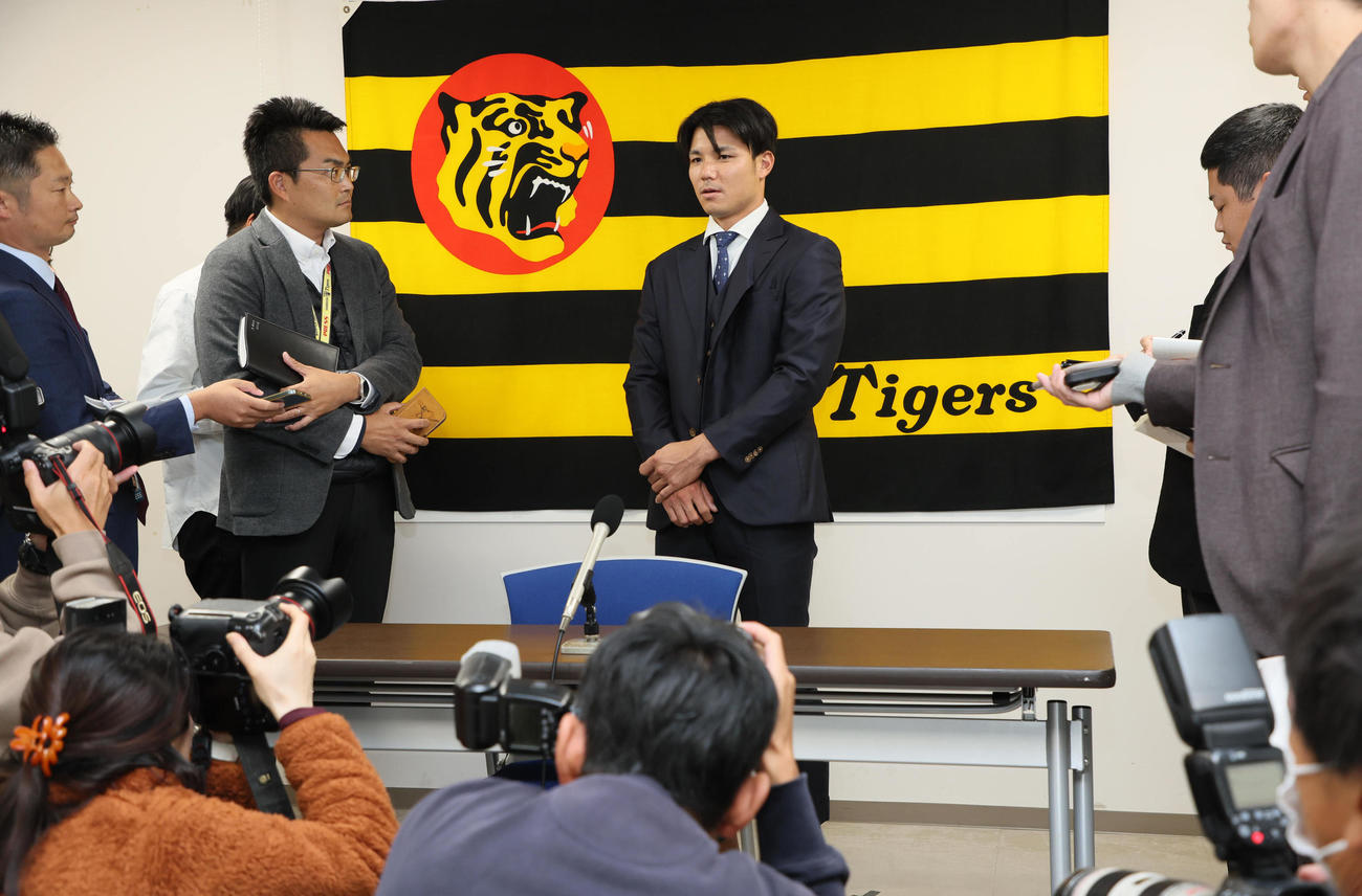 微減で契約更改を終えた阪神栄枝（撮影・宮崎幸一）