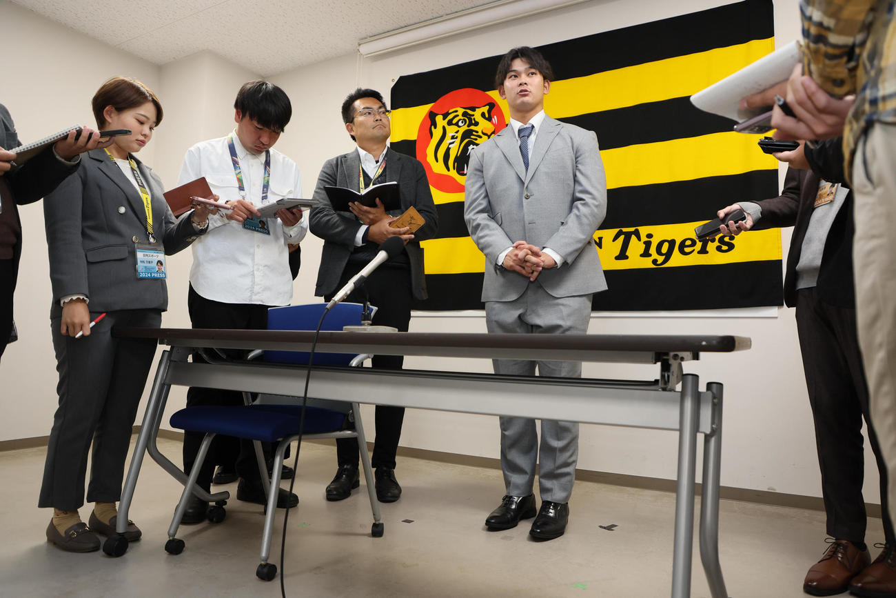 支配下登録後初の契約更改を終えた阪神野口（撮影・宮崎幸一）