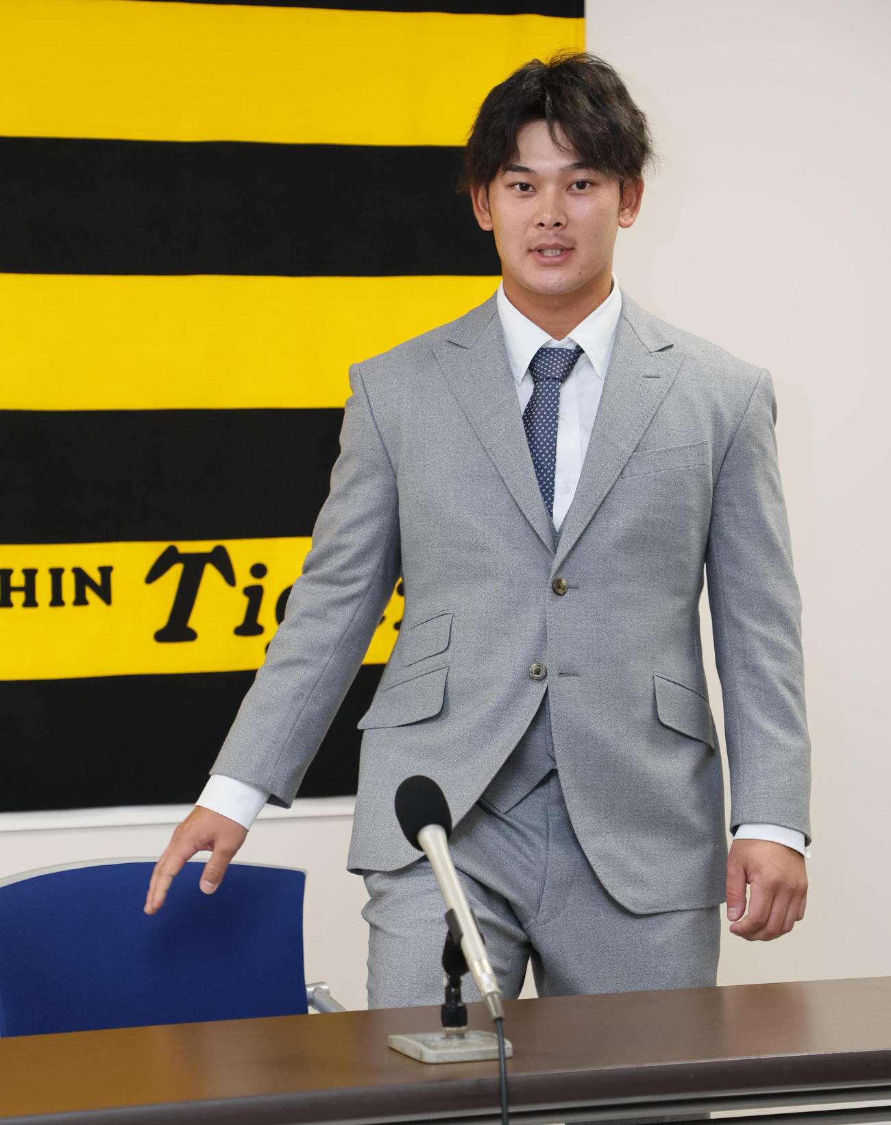 支配下登録後初の契約更改を終えた阪神野口（撮影・宮崎幸一）