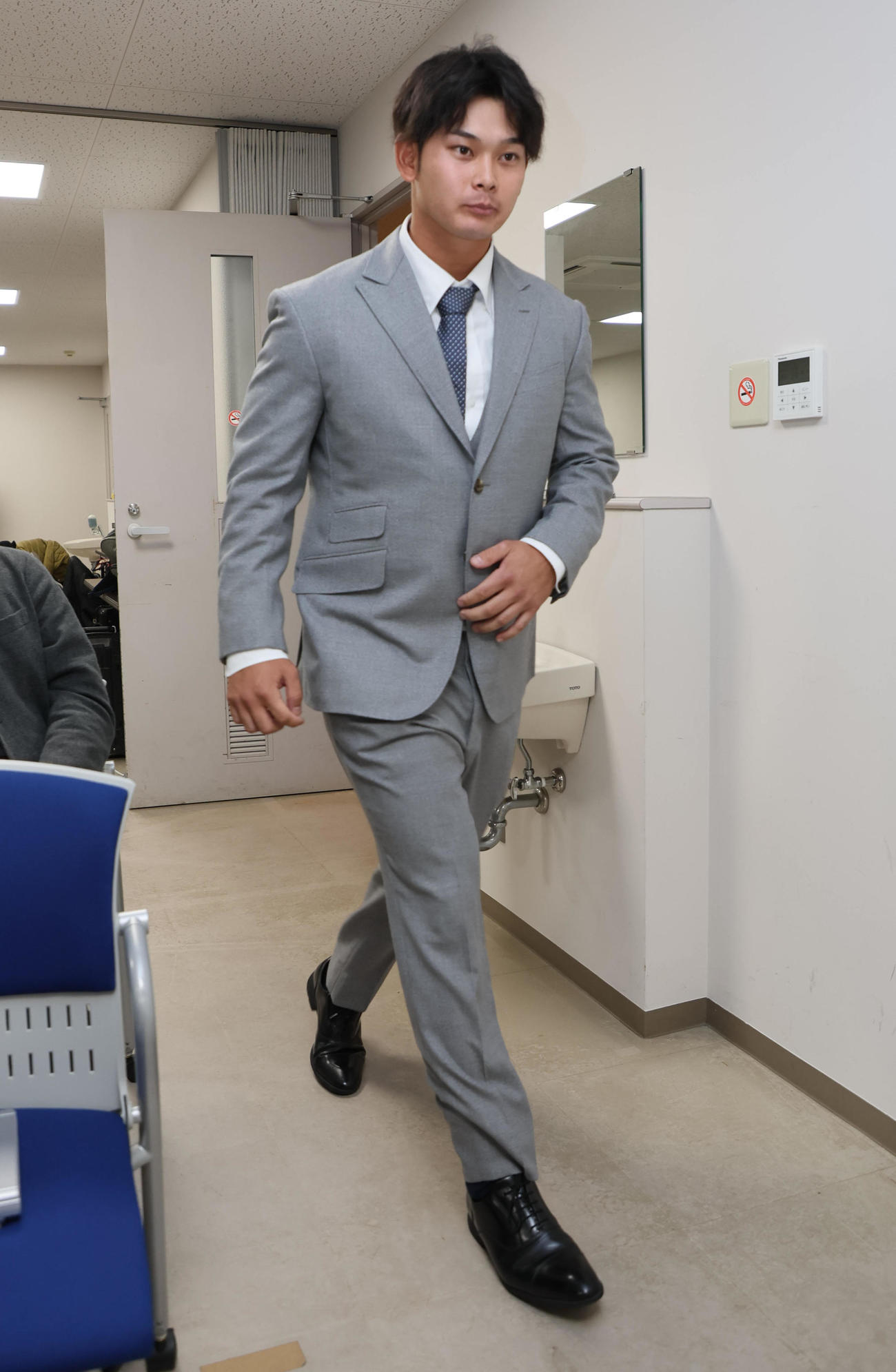 支配下登録後初の契約更改を終えた阪神野口（撮影・宮崎幸一）