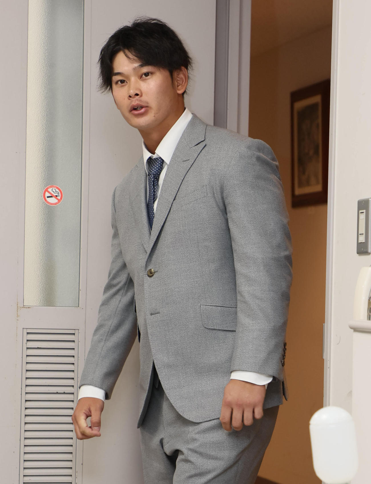 支配下登録後初の契約更改を終えた阪神野口（撮影・宮崎幸一）