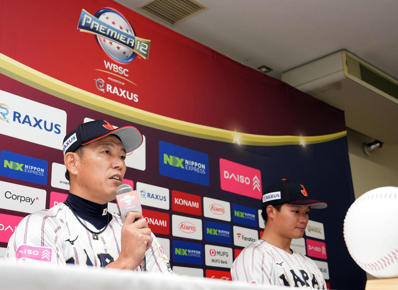 練習終了後、会見に臨む井端監督（撮影・たえ見朱実）