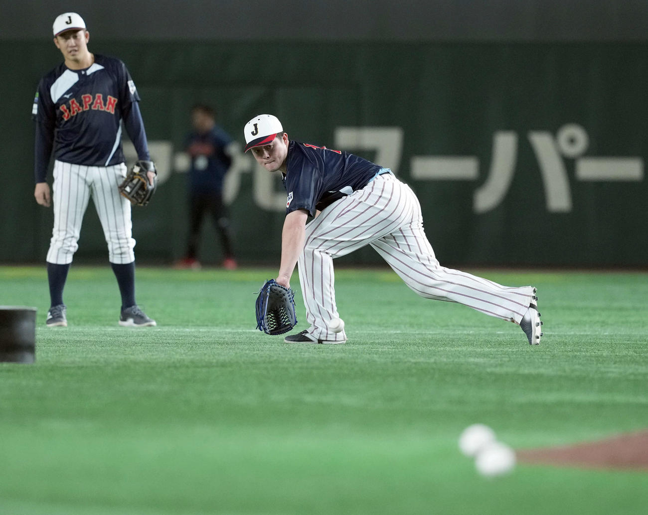 守備練習で軽快な動きを見せる牧（撮影・たえ見朱実）