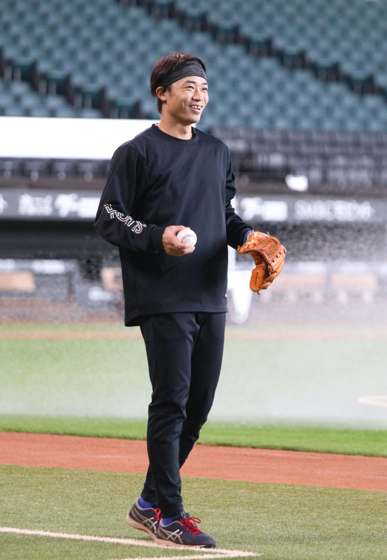 エスコンフィールドで自主トレを行った日本ハム中島（撮影・木下大輔）