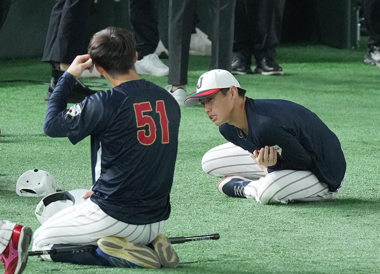 練習前、逆立ちを披露し痛がる素振りもチームメートにスルーされる辰己（右）（撮影・垰建太）