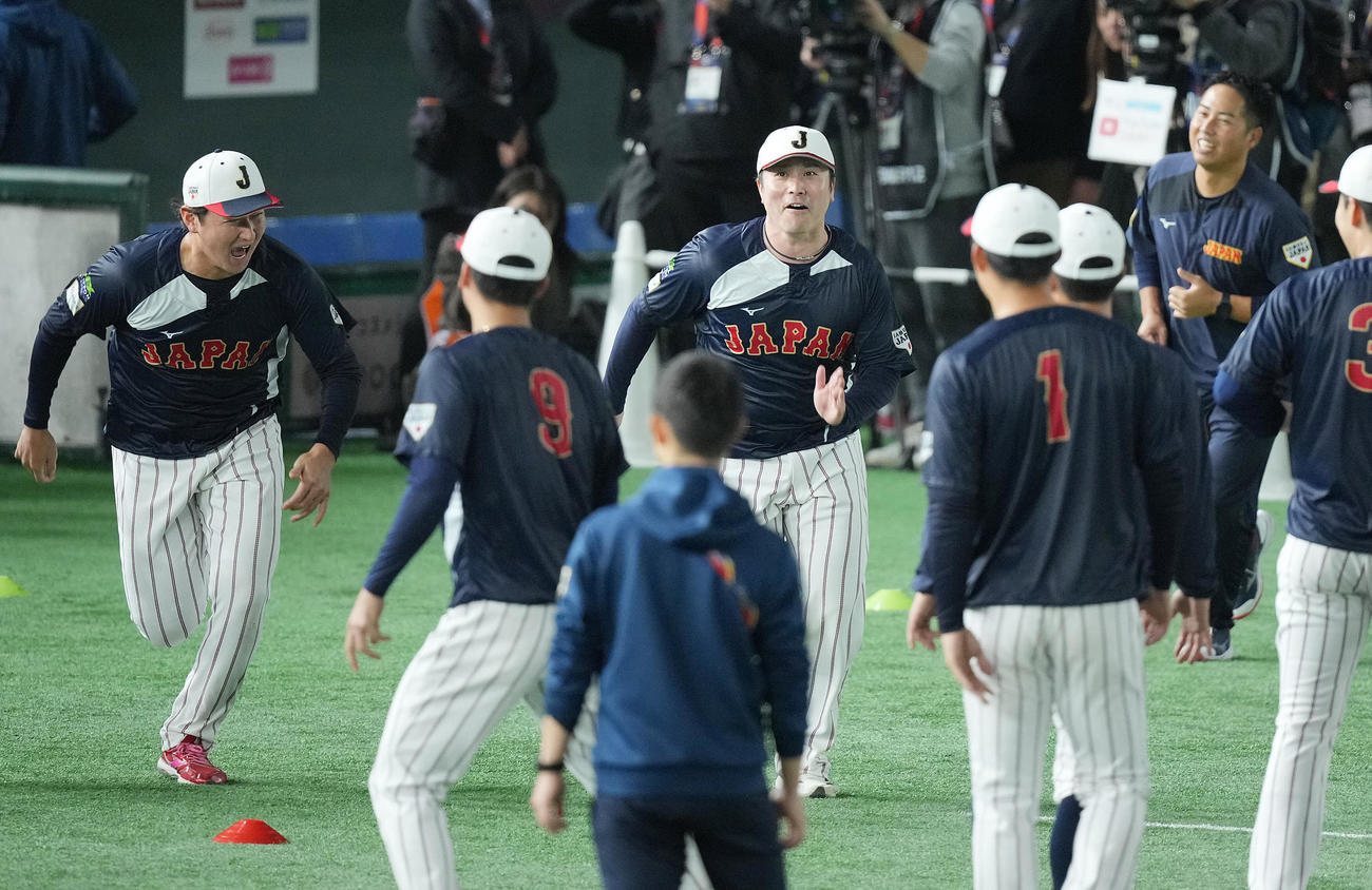 リラックスした表情で練習に臨む佐野（右）と紅林（撮影・垰建太）