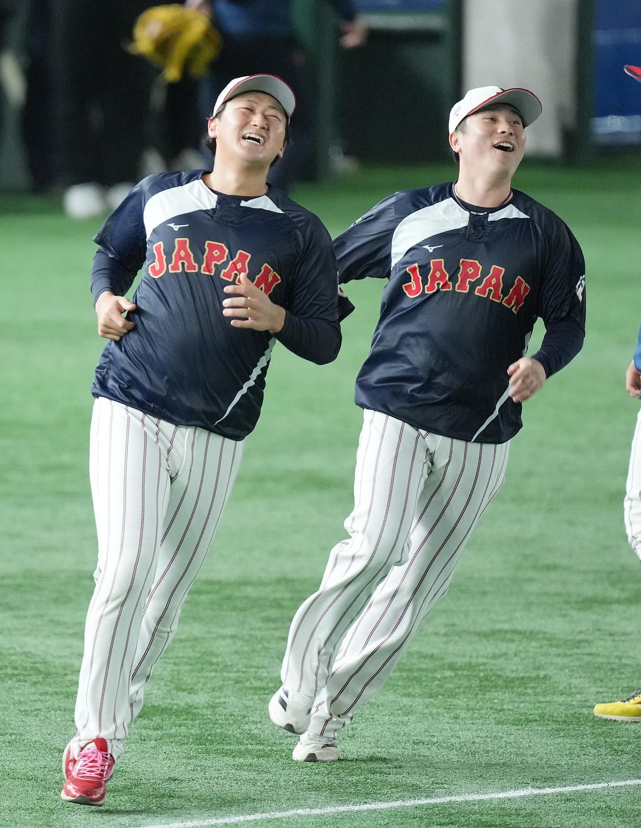 リラックスした表情で練習に臨む佐野（右）と紅林（撮影・垰建太）