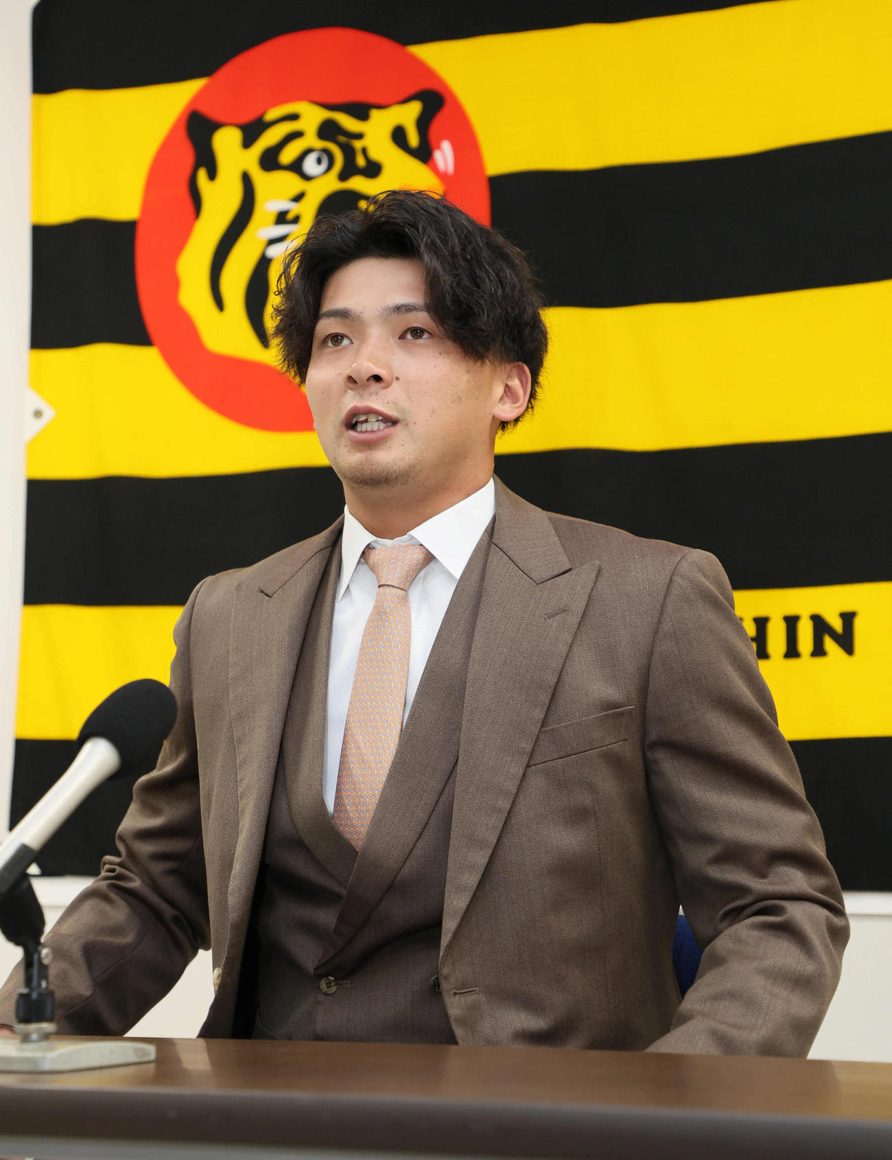 阪神情報　契約更改を終えた阪神井上は、来季スタメンと2桁本塁打を目標に挙げる（撮影・宮崎幸一）