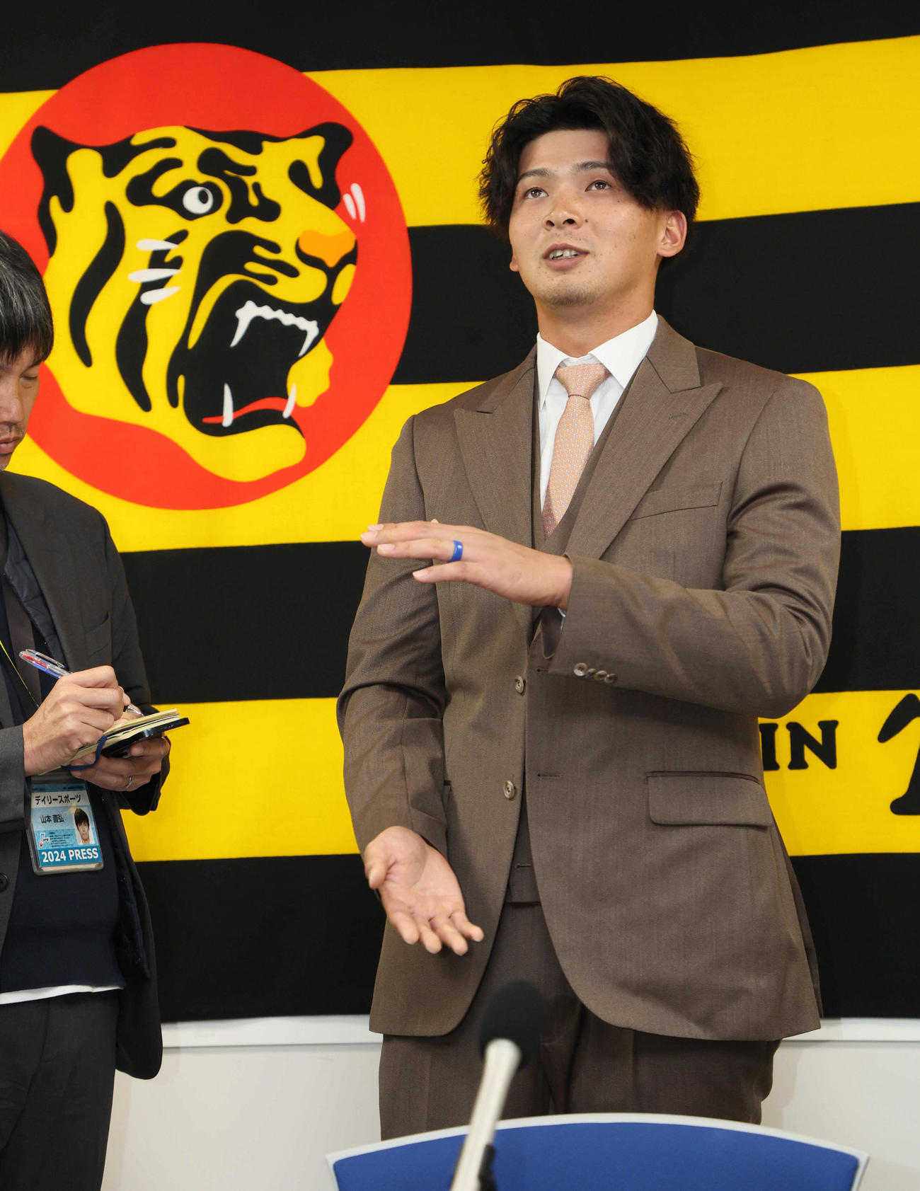 阪神情報　契約更改を終えた阪神井上は、来季スタメンと2桁本塁打を目標に挙げる（撮影・宮崎幸一）