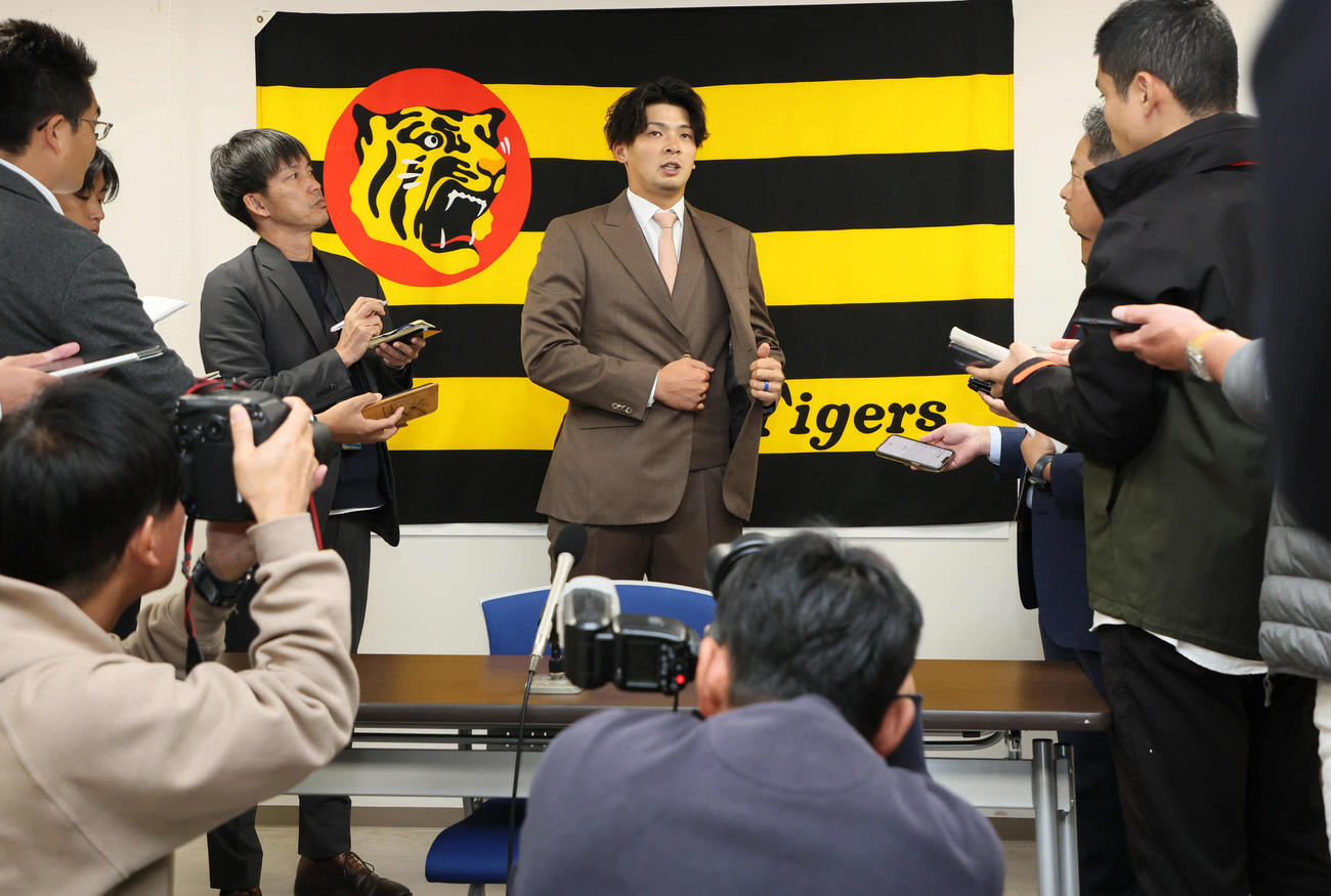 阪神情報　契約更改を終えた阪神井上は、来季スタメンと2桁本塁打を目標に挙げる（撮影・宮崎幸一）