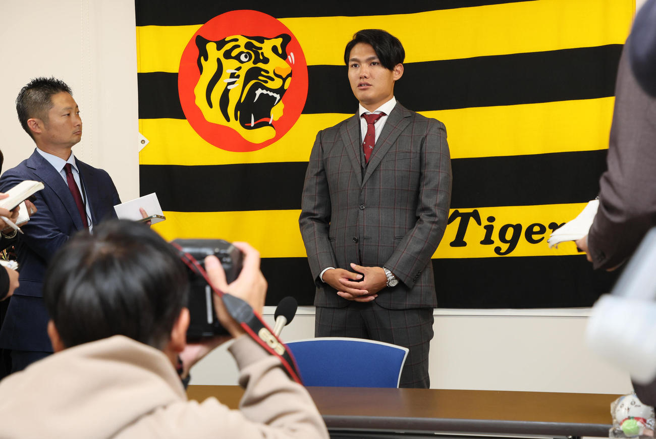 契約更改を終えた阪神西純は悔しいシーズンとなった事を振り返る（撮影・宮崎幸一）