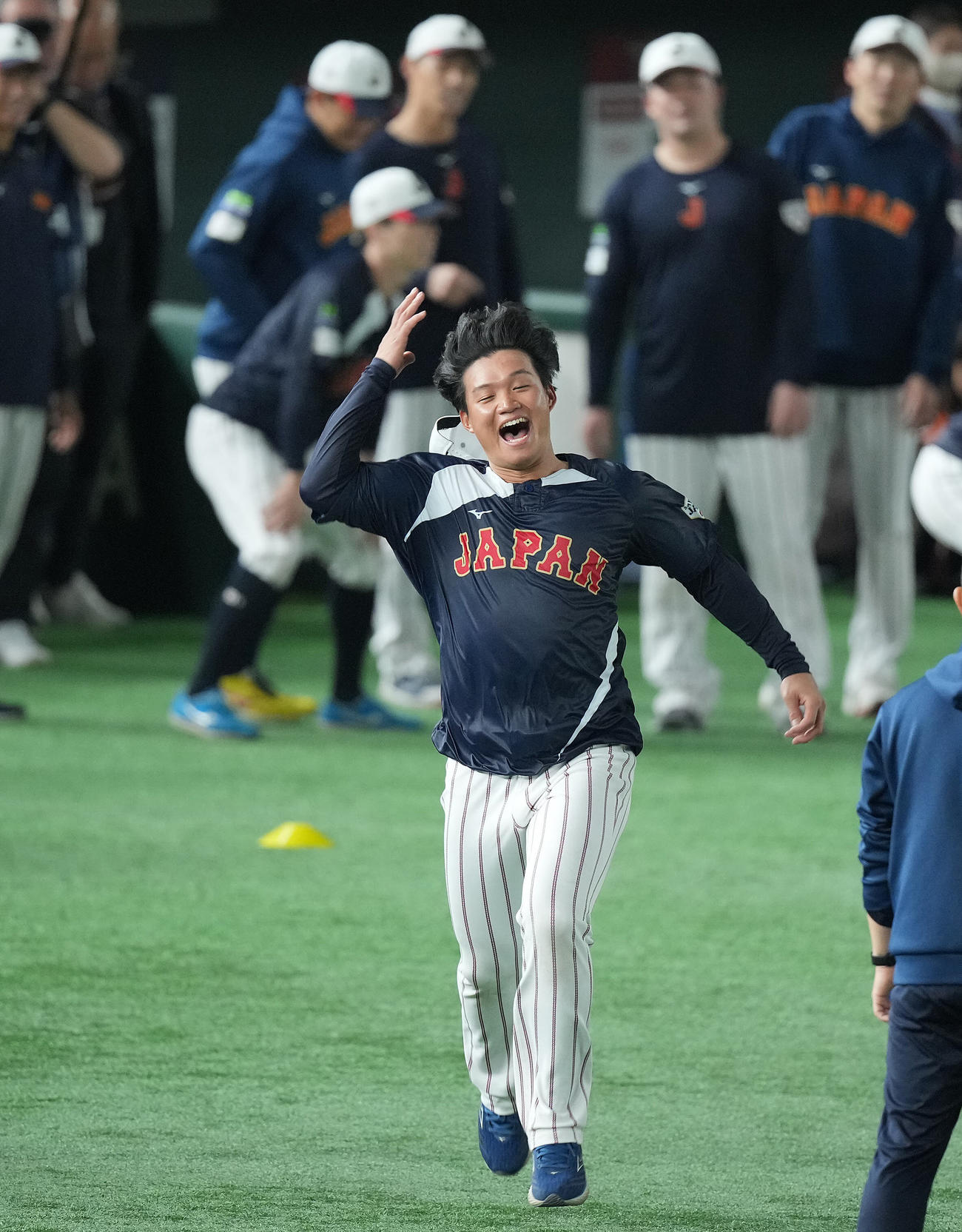 笑顔を見せながら練習に臨む森下（撮影・垰建太）