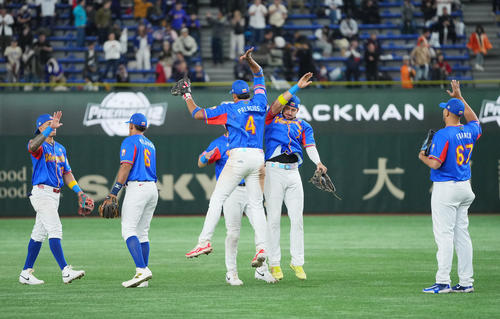 ベネズエラ対台湾　台湾に勝利し喜び合うベネズエラの選手たち（撮影・垰建太）