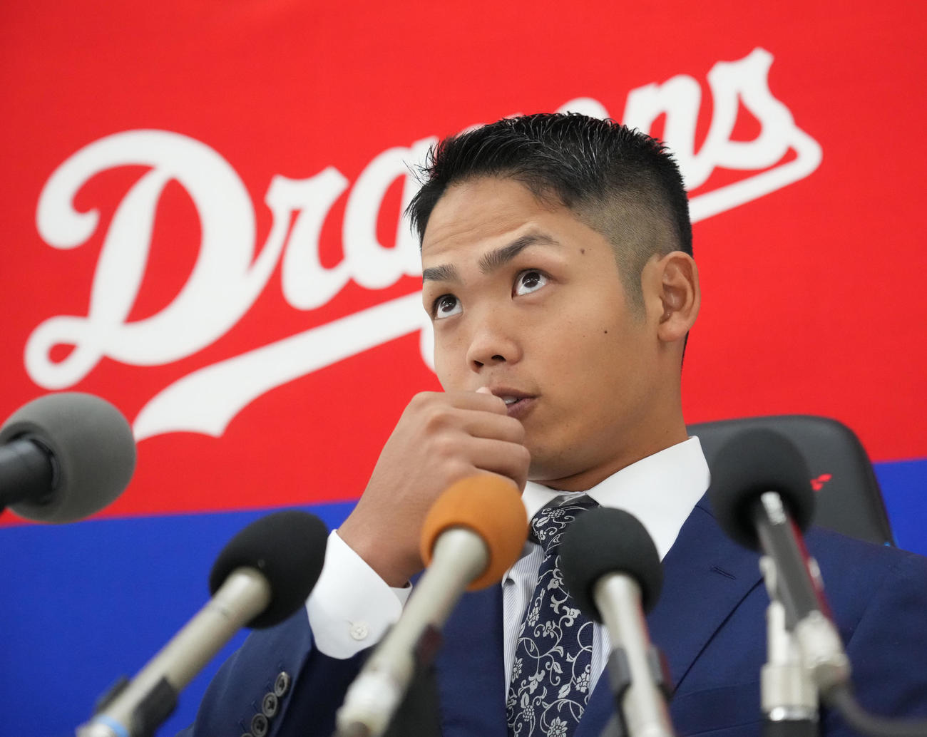 契約交渉を終え会見する根尾（撮影・森本幸一）