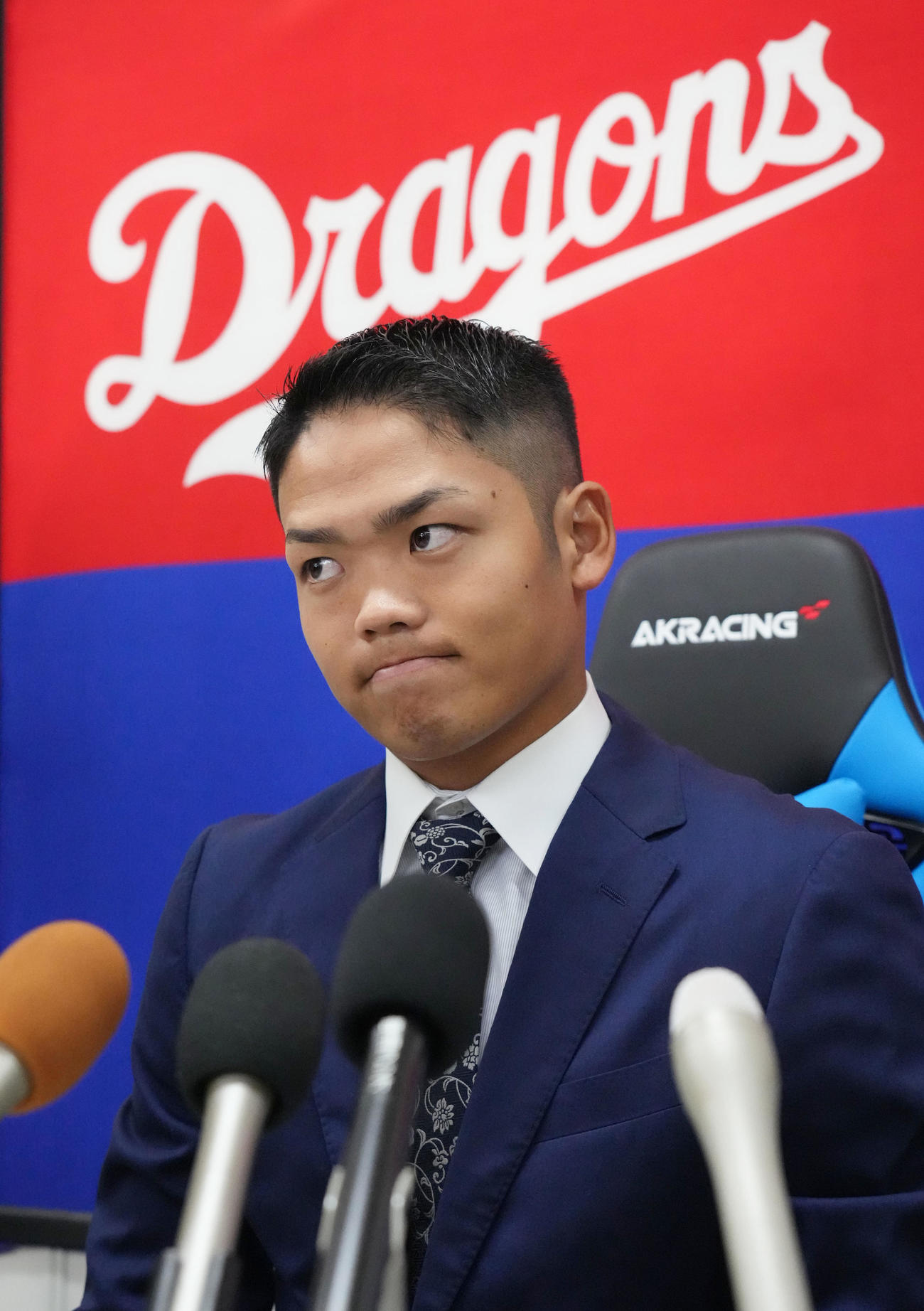 契約交渉を終え取材に応じる根尾（撮影・森本幸一）