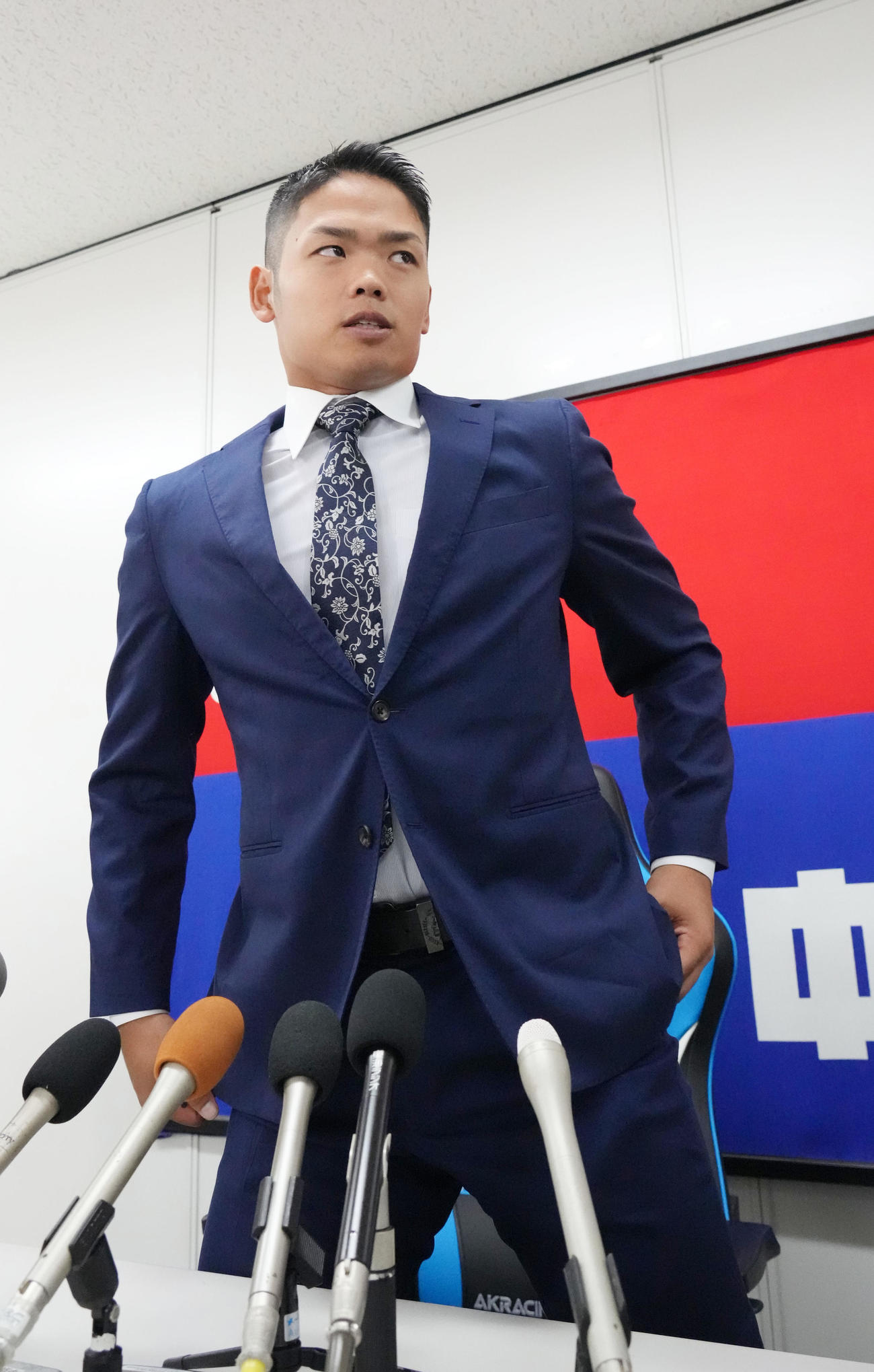契約交渉後の取材を終え退席する根尾（撮影・森本幸一）