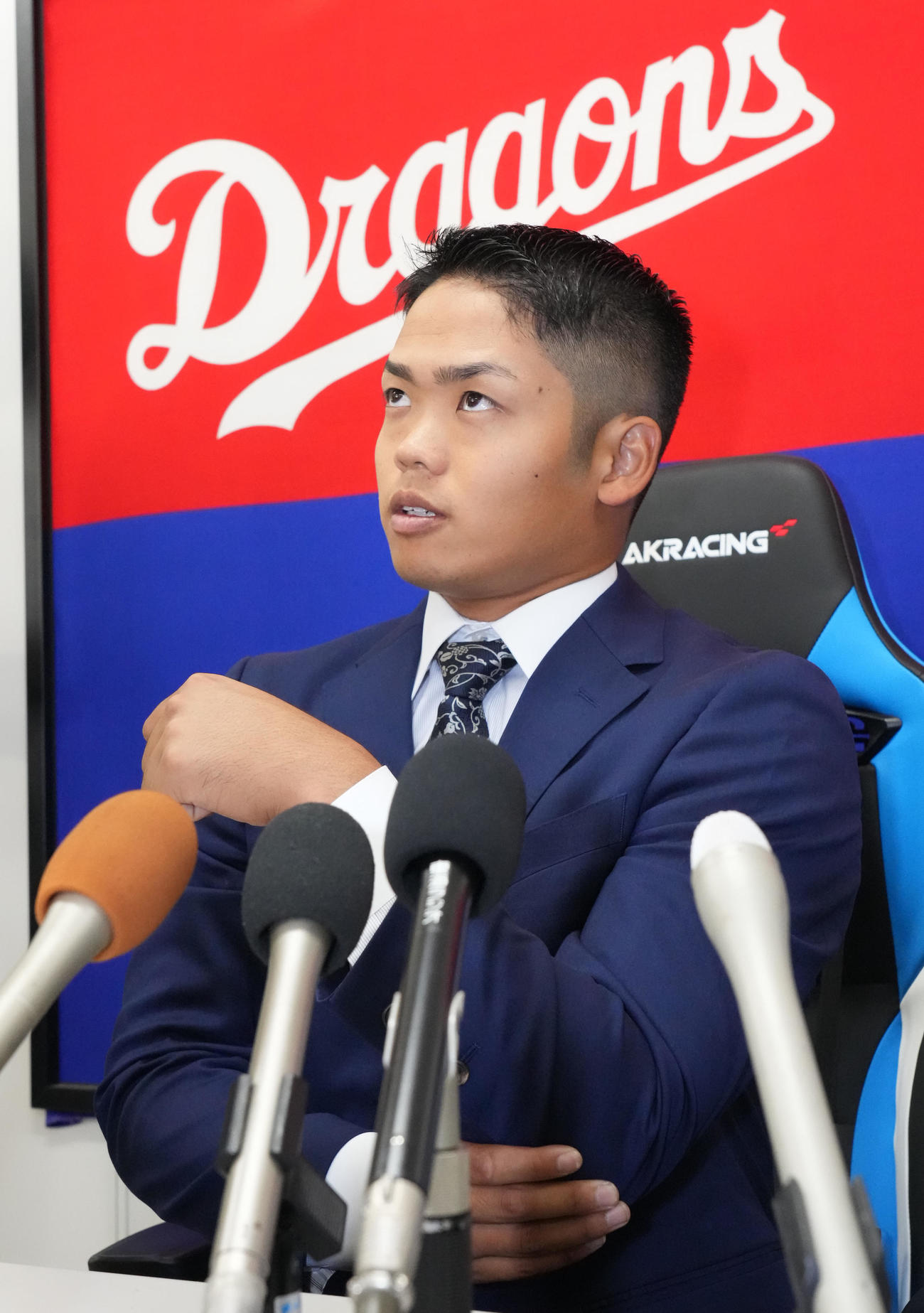 契約交渉を終え取材に応じる根尾（撮影・森本幸一）