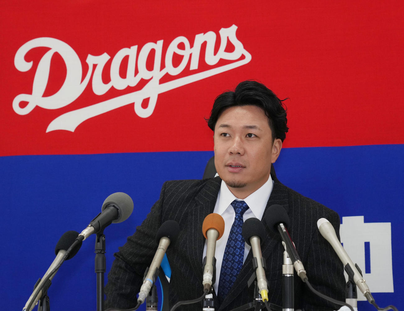 契約交渉を終え会見場の席に着く大野（撮影・森本幸一）