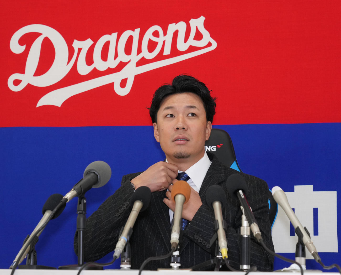 契約交渉を終え会見場の席に着く大野（撮影・森本幸一）