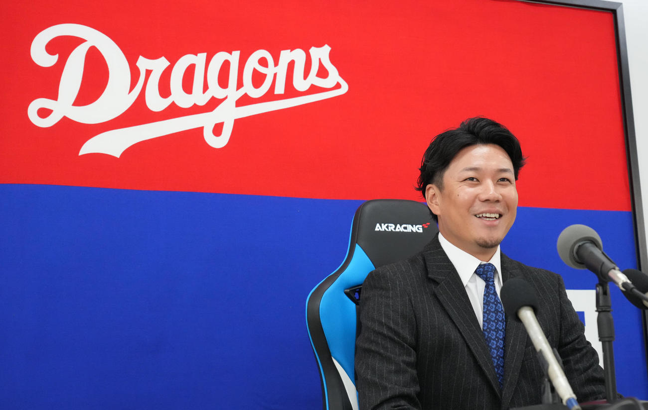 契約交渉を終え会見する大野（撮影・森本幸一）