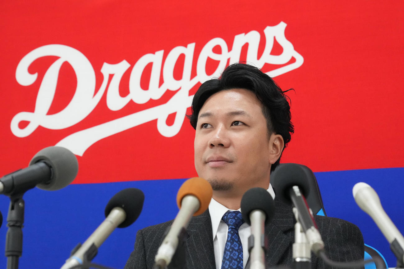 契約交渉を終え会見する大野（撮影・森本幸一）
