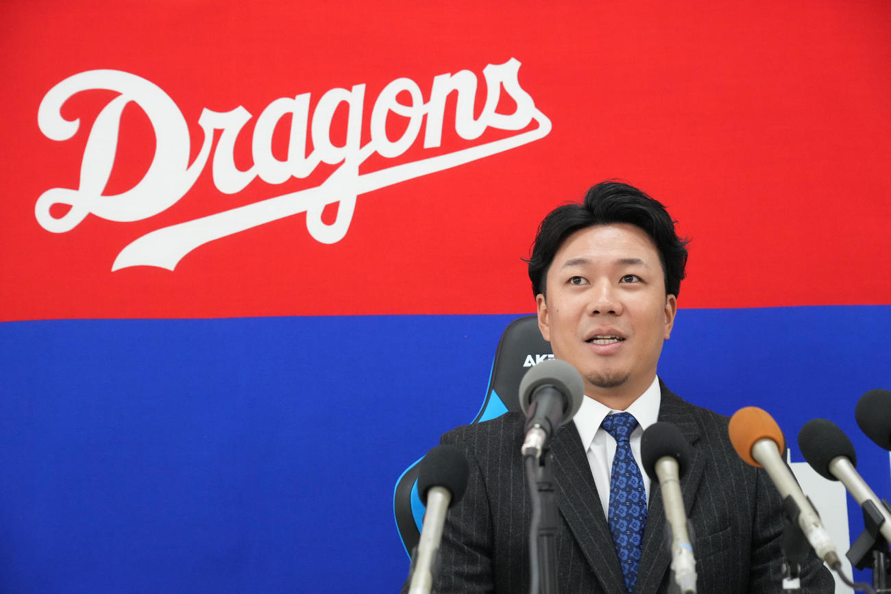 契約交渉を終え会見する大野（撮影・森本幸一）