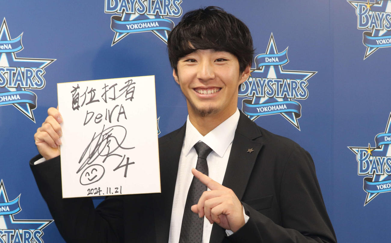 契約更改会見に出席したDeNA度会（撮影・小早川宗一郎）