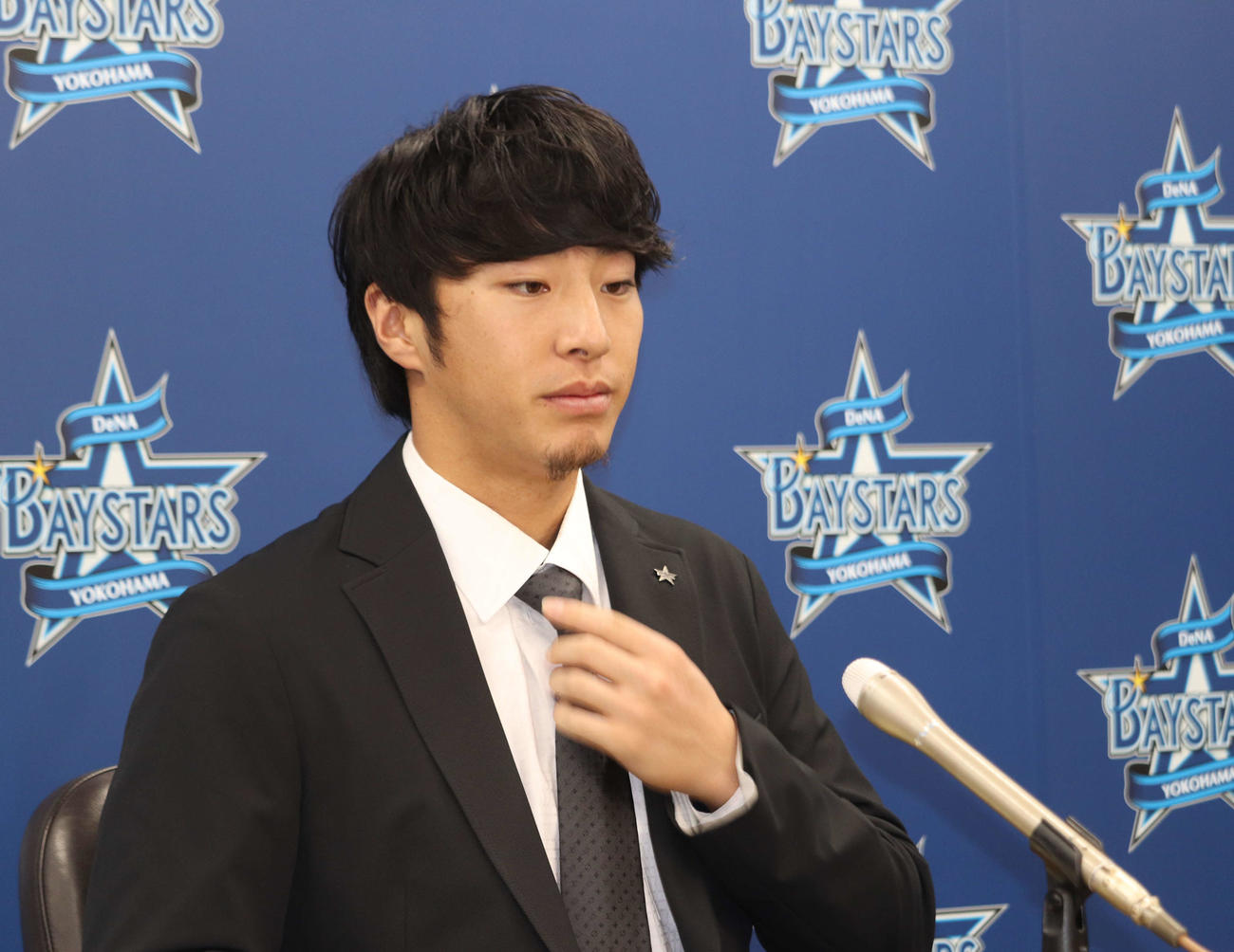契約更改会見に出席したDeNA度会（撮影・小早川宗一郎）