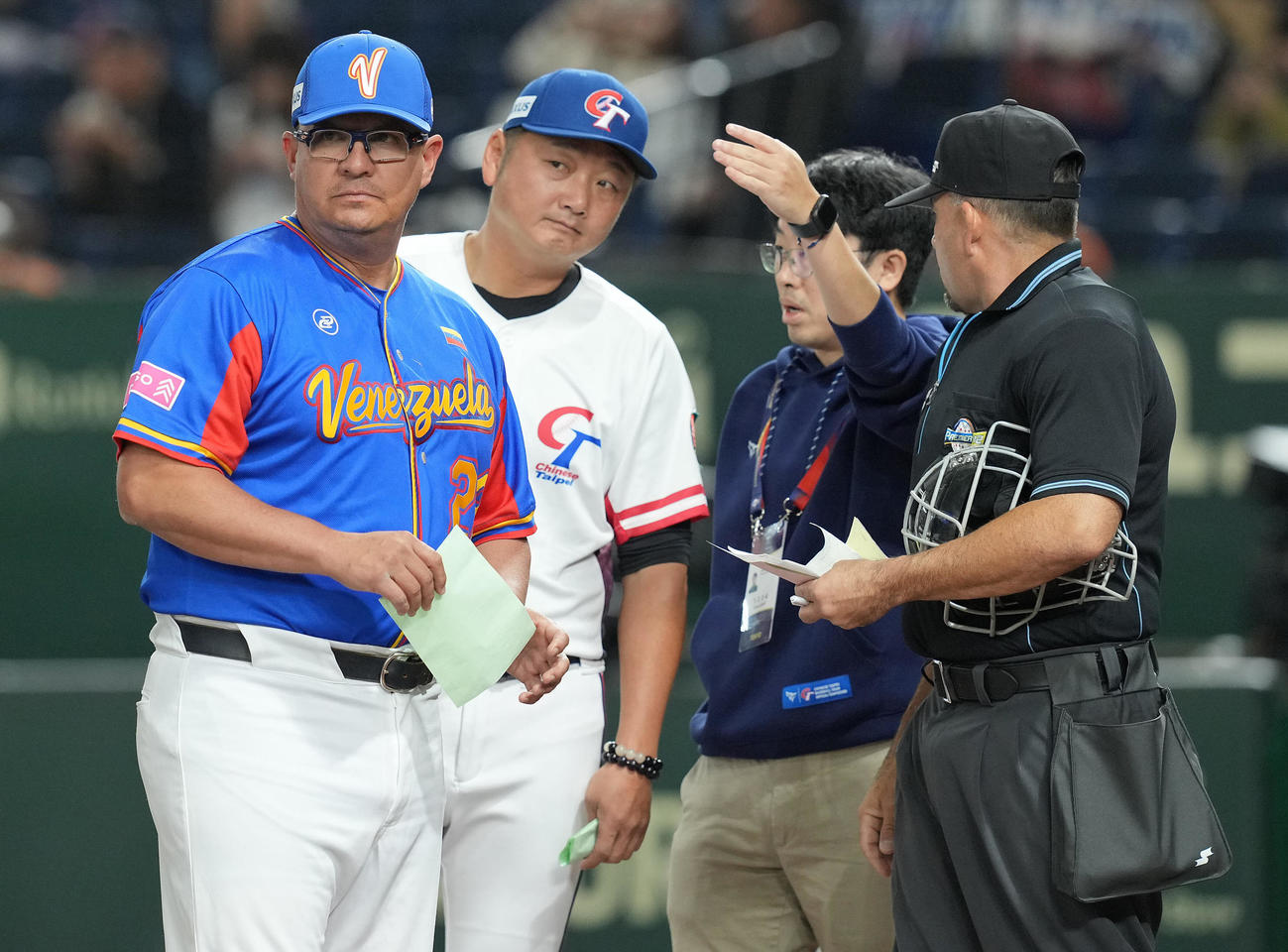 ベネズエラ対台湾　試合前、メンバー表交換を行う台湾曽監督（中央）とベネズエラのロペス監督（撮影・垰建太）