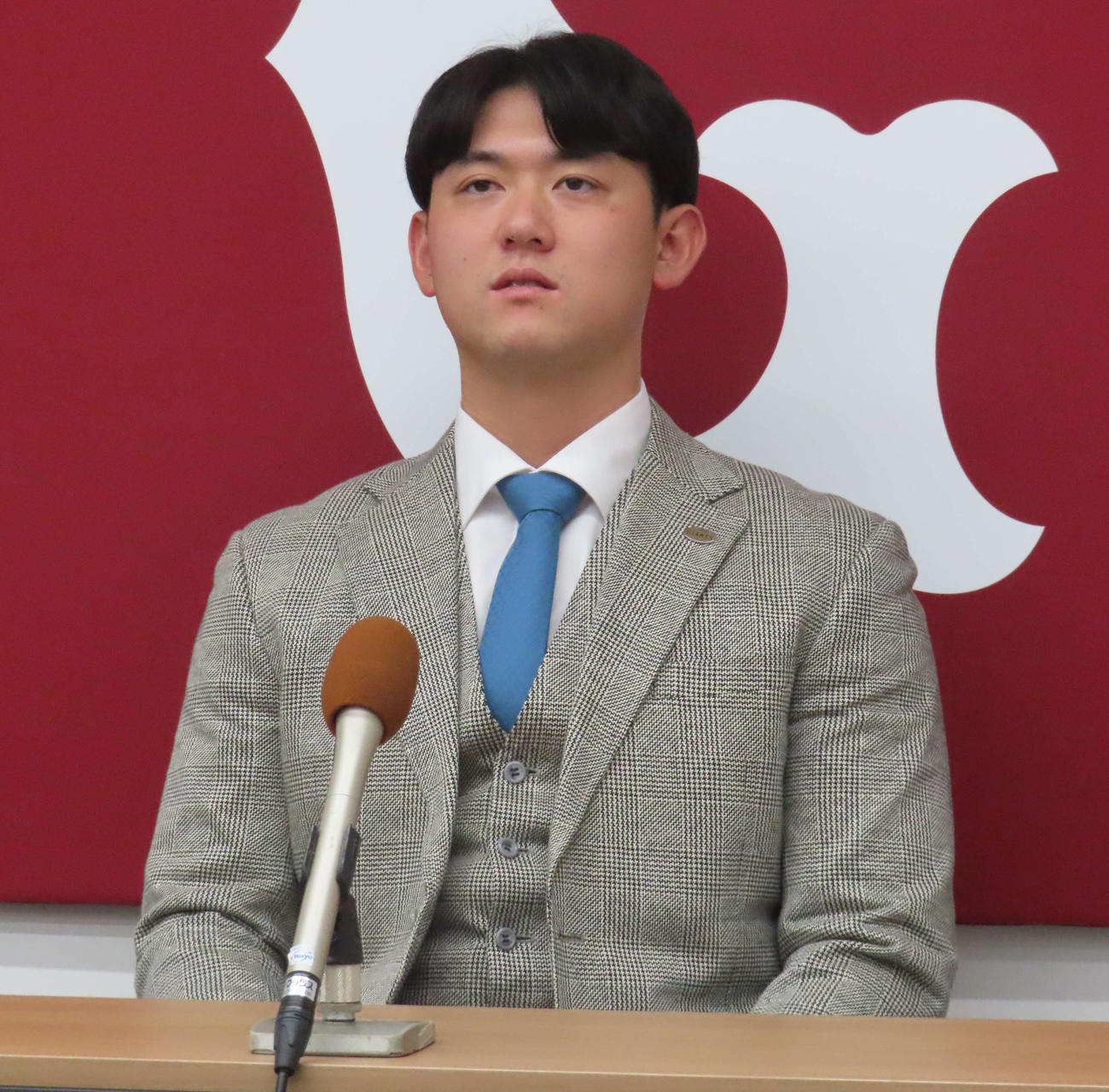 契約更改交渉を終え、会見に臨む巨人平内（撮影・水谷京裕）