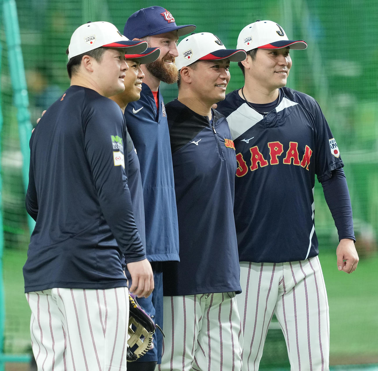プレミア12】冷蔵庫事件の元助っ人右腕とDeNA勢再会の記念撮影 前日は